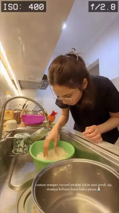 Tampil Minimalis, Dapur Syifa Hadju Tetap Lengkap dan Fungsional Banget