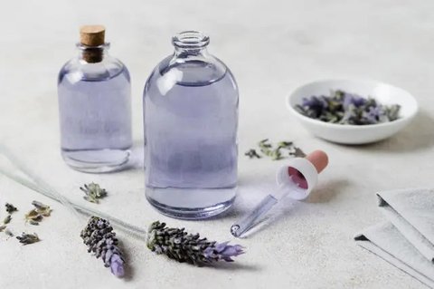 Untuk menjaga parfum tetap awet dan wanginya tahan seharian, kamu harus memastikan menaruhnya di dalam rak rendah agar tidak gampang pecah dan berubah kualitasnya. (Foto dok: Freepik/pvproduc