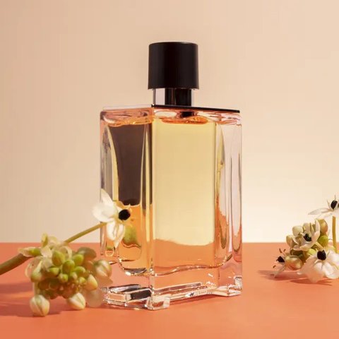 Untuk menjaga parfum tetap awet dan wanginya tahan seharian, kamu harus memastikan menaruhnya di dalam rak rendah agar tidak gampang pecah dan berubah kualitasnya. (Foto dok: Freepik/pvproduc