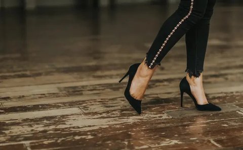 Ilustrasi Memakai High Heels Credit: pexels.com/pixabay