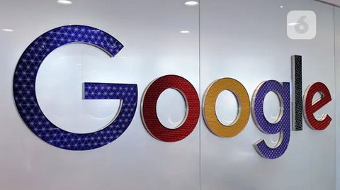Seorang teknisi melewati logo mesin pencari internet, Google, pada hari pembukaan kantor baru di Berlin, Selasa (22/1). Google kembali membuka kantor cabang yang baru di ibu kota Jerman terse