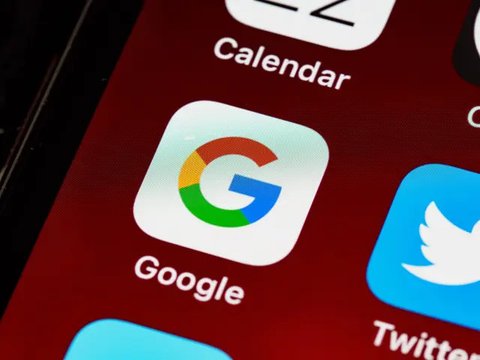 Seorang teknisi melewati logo mesin pencari internet, Google, pada hari pembukaan kantor baru di Berlin, Selasa (22/1). Google kembali membuka kantor cabang yang baru di ibu kota Jerman terse