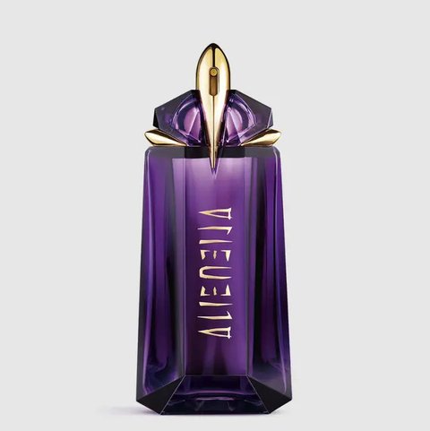 Parfum merupakan bagian dari kebutuhan primer yang berguna dalam menunjang penampilan untuk tampil wangi seharian. (Foto: Freepik/marymarkevich)