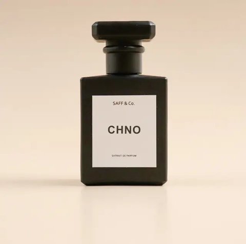 Parfum merupakan bagian dari kebutuhan primer yang berguna dalam menunjang penampilan untuk tampil wangi seharian. (Foto: Freepik/marymarkevich)