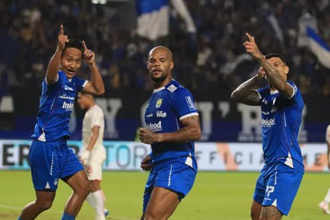 Pelatih Persib Bandung, Bojan Hodak, mengamati permainan anak asuhnya saat melawan Bali United pada leg kedua semifinal Championship Series BRI Liga 1 2023/2024 di Stadion Si Jalak Ha