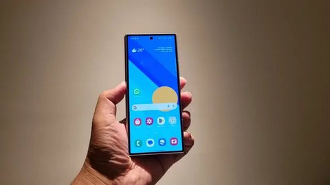 Penampakan Galaxy Z Flip 6 yang dirilis Samsung di Paris, Prancis. (Liputan6.com/ Agustin Setyo Wardani)