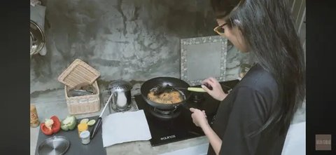 Aulia Sarah pamer pesona elegan di Wat Arun. (credit:instagram.com/owliasarah)