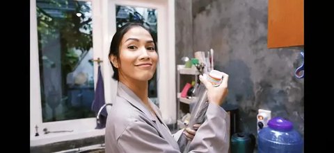 Aulia Sarah pamer pesona elegan di Wat Arun. (credit:instagram.com/owliasarah)