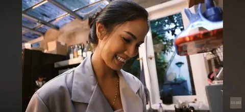 Aulia Sarah pamer pesona elegan di Wat Arun. (credit:instagram.com/owliasarah)