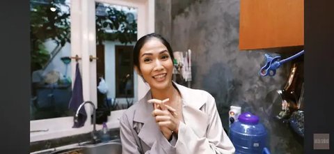 Aulia Sarah pamer pesona elegan di Wat Arun. (credit:instagram.com/owliasarah)