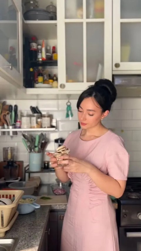 Dan dengan kehadiran Chloe menambah bahagia rumah tangga Asmirandah dan Jonas Rivanno. (FOTO: instagram.com/asmirandah89/)