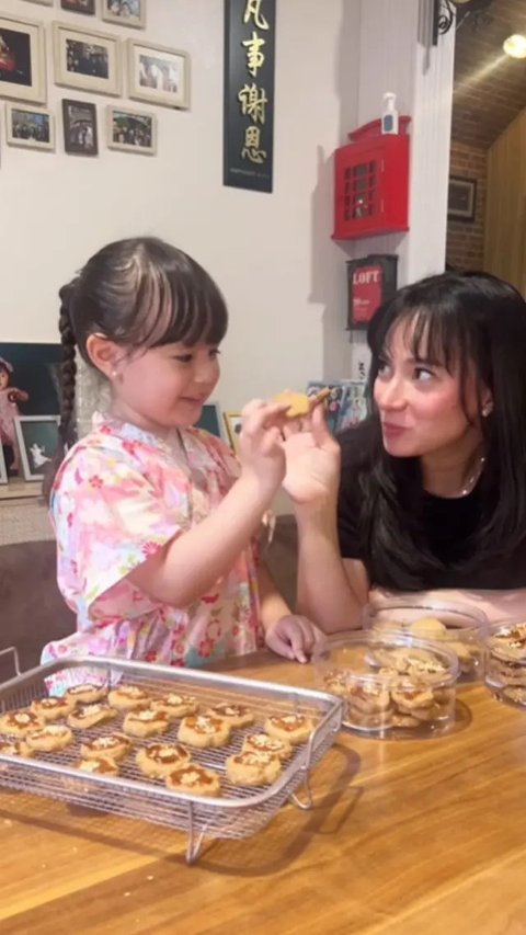 Dan dengan kehadiran Chloe menambah bahagia rumah tangga Asmirandah dan Jonas Rivanno. (FOTO: instagram.com/asmirandah89/)