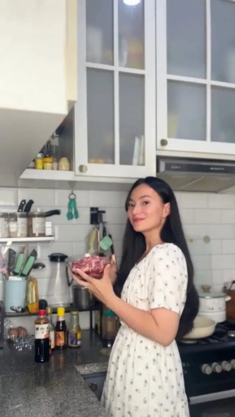 Dan dengan kehadiran Chloe menambah bahagia rumah tangga Asmirandah dan Jonas Rivanno. (FOTO: instagram.com/asmirandah89/)