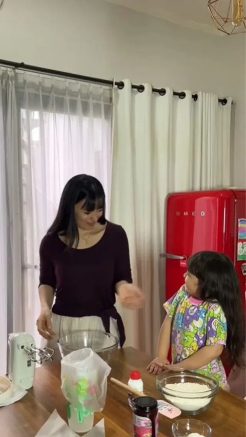 Dan dengan kehadiran Chloe menambah bahagia rumah tangga Asmirandah dan Jonas Rivanno. (FOTO: instagram.com/asmirandah89/)