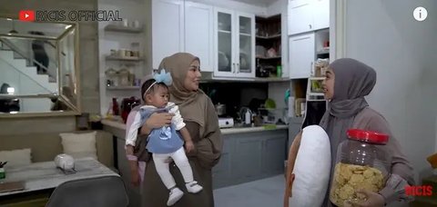 Pemilihan waran dapur Dara Arafah (Image by Ricis Official on Youtube)