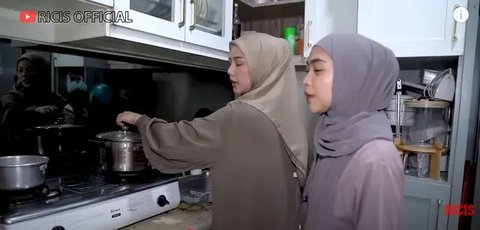 Tampilan mewah dapur Dara Arafah (Image by Ricis Official on Youtube)