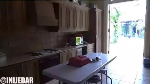 Dapur Nia Ramadhani (Image by Jessica Iskandar on Youtube)
