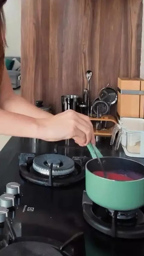 Peralatan dapur tertata rapi dan mudah dijangkau (Image by @ramadhaniabakrie on Instagram)