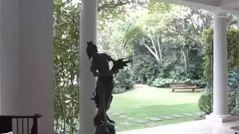 Potret taman belakang Nia Ramadhani (Image by Jessica Iskandar on Youtube)