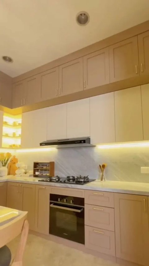 Tidak hanya megah saat dilihat dari depan rumah yang akses masuknya terlihat asri, masuk ke dalam juga banyak barang-barang branded. Ruangan yang biasa digunakan untuk terima tamu. [Youtube/A