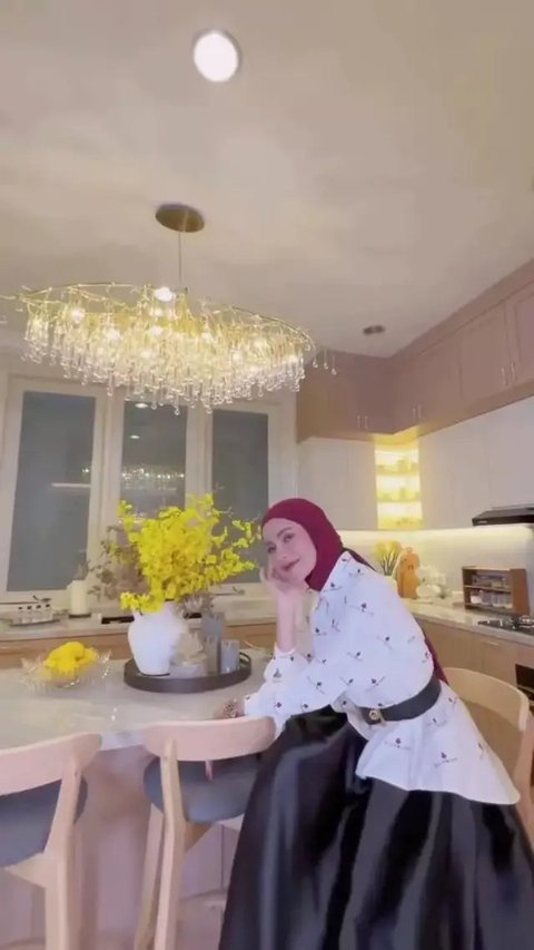 Tidak hanya megah saat dilihat dari depan rumah yang akses masuknya terlihat asri, masuk ke dalam juga banyak barang-barang branded. Ruangan yang biasa digunakan untuk terima tamu. [Youtube/A