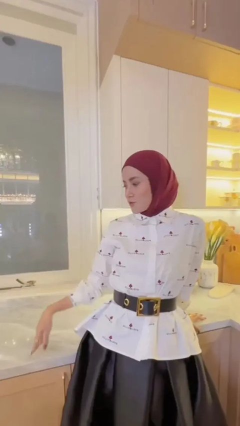 Tidak hanya megah saat dilihat dari depan rumah yang akses masuknya terlihat asri, masuk ke dalam juga banyak barang-barang branded. Ruangan yang biasa digunakan untuk terima tamu. [Youtube/A