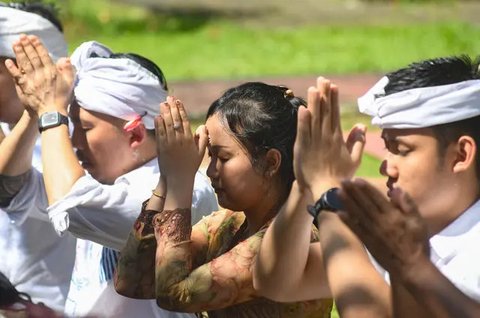Umat Hindu mengikuti upacara persembahyangan Hari Raya Galungan di Pura Amertha Sari, Cinere, Jakarta  Selatan, Rabu (23/4/2025). (merdeka.com/Arie Basuki)