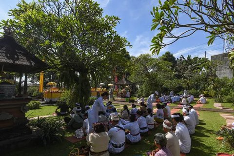 Hari Raya Galungan dirayakan umat Hindu sebagai hari kemenangan kebaikan atau kebenaran (Dharma) atas kejahatan (Adharma). (merdeka.com/Arie Basuki)