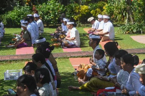 Hari raya Galungan dirayakan oleh umat Hindu Bali setiap 210 hari sekali dengan menggunakan perhitungan kalender Bali yaitu pada hari Budha Kliwon Dungulan. (merdeka.com/Arie Basuki)