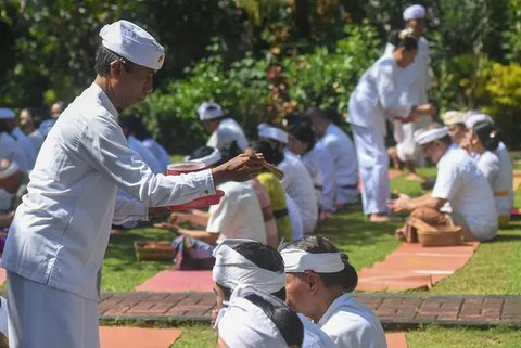 Perayaan Galungan tidak hanya sarat nilai filosofis, tetapi juga menjadi ajang refleksi spiritual. (merdeka.com/Arie Basuki)