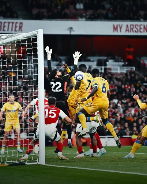 Skuad Arsenal merayakan gol yang dicetak Jakob Kiwior ke gawang Crystal Palace pada lanjutan Liga Inggris 2024/2025 di Emirates Stadium, Kamis (24/4/2025) dini hari WIB. (Dok. Twitter/@Ars