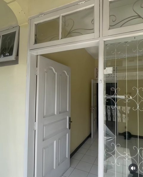 Rumah itu tampak sudah bersih tanpa satu pun perabotan tersisa, namun sejuta kenangan indah tetap terasa di sana.