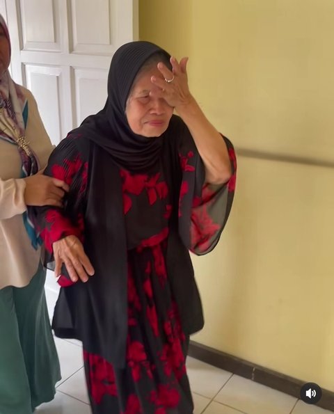 Kesedihan mendalam juga dirasakan oleh ibunda Alya Rohali, yang juga ikut menyambangi rumah ini untuk terakhir kalinya.