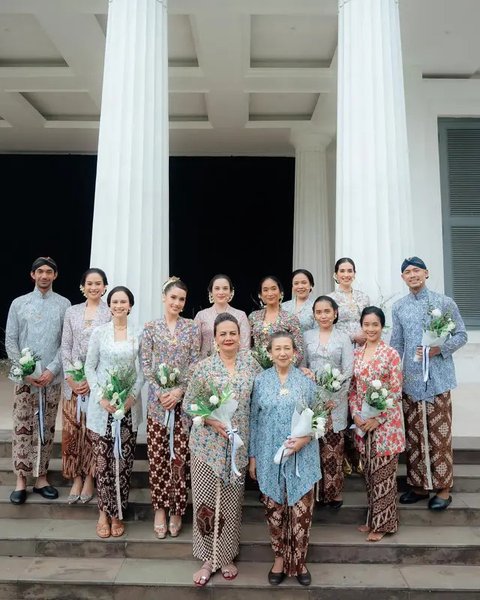Potret artis yang tampil di Pementasan Monolog 'Terbitlah Terang', anggun kenakan kebaya. (sumber: Instagram/claurakiehl)