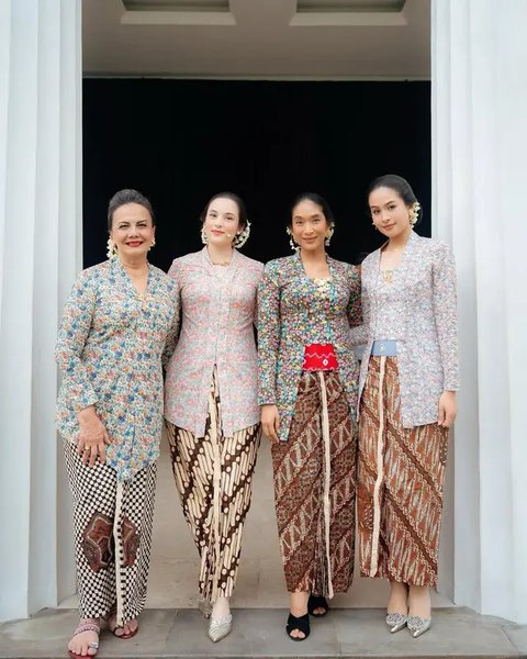 Potret artis yang tampil di Pementasan Monolog 'Terbitlah Terang', anggun kenakan kebaya. (sumber: Instagram/claurakiehl)
