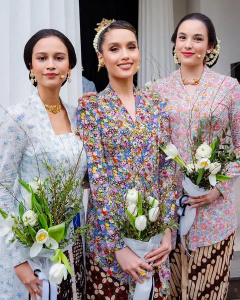 Potret artis yang tampil di Pementasan Monolog 'Terbitlah Terang', anggun kenakan kebaya. (sumber: Instagram/claurakiehl)