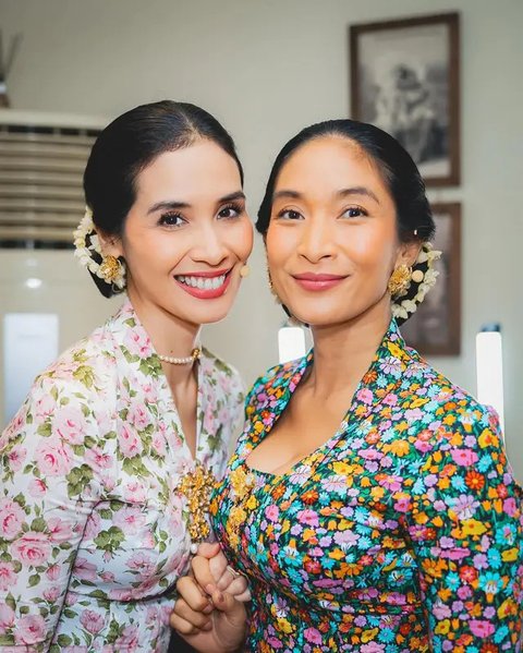 Potret artis yang tampil di Pementasan Monolog 'Terbitlah Terang', anggun kenakan kebaya. (sumber: Instagram/claurakiehl)