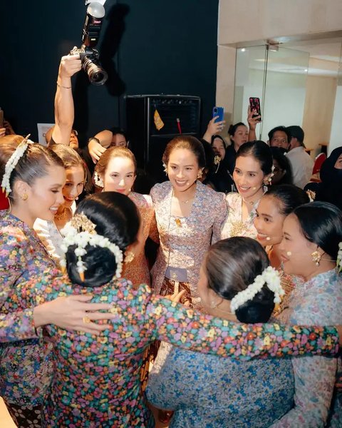 Potret artis yang tampil di Pementasan Monolog 'Terbitlah Terang', anggun kenakan kebaya. (sumber: Instagram/claurakiehl)