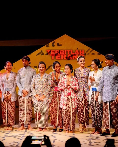 Potret artis yang tampil di Pementasan Monolog 'Terbitlah Terang', anggun kenakan kebaya. (sumber: Instagram/claurakiehl)
