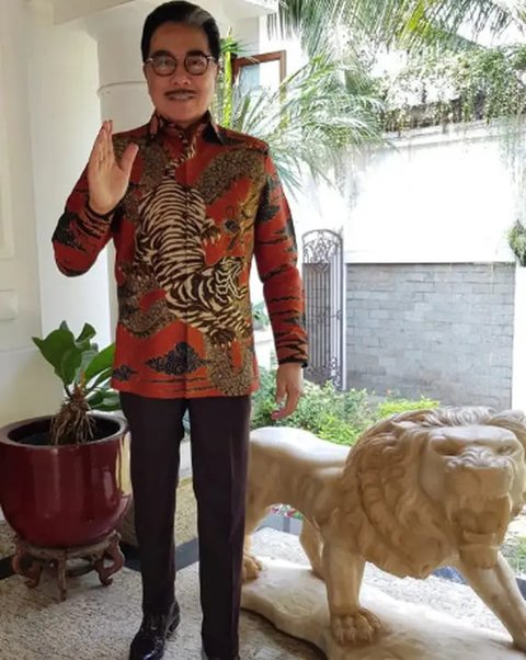 Hotma Sitompul berada di dalam mobil usai menjalani pemeriksaan, Jakarta (29/11). Hotma diperiksa sebagai saksi untuk tersangka Sugiharto dalam kasus dugaan korupsi proyek pengadaan e-KTP tah