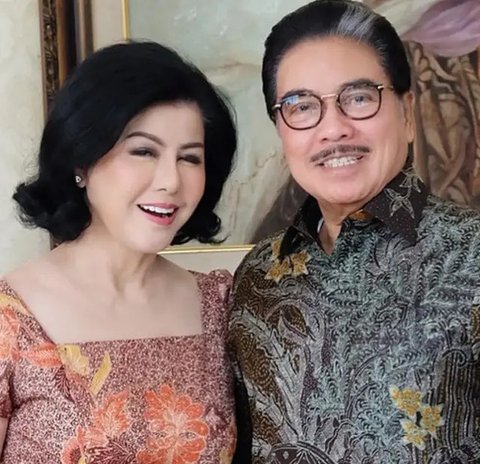 Hotma Sitompul berada di dalam mobil usai menjalani pemeriksaan, Jakarta (29/11). Hotma diperiksa sebagai saksi untuk tersangka Sugiharto dalam kasus dugaan korupsi proyek pengadaan e-KTP tah