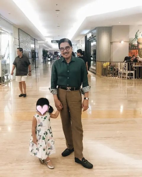 Hotma Sitompul berada di dalam mobil usai menjalani pemeriksaan, Jakarta (29/11). Hotma diperiksa sebagai saksi untuk tersangka Sugiharto dalam kasus dugaan korupsi proyek pengadaan e-KTP tah