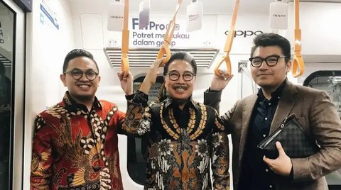 Hotma Sitompul berada di dalam mobil usai menjalani pemeriksaan, Jakarta (29/11). Hotma diperiksa sebagai saksi untuk tersangka Sugiharto dalam kasus dugaan korupsi proyek pengadaan e-KTP tah