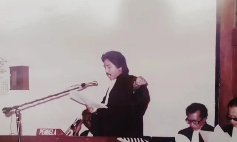 Hotma Sitompul berada di dalam mobil usai menjalani pemeriksaan, Jakarta (29/11). Hotma diperiksa sebagai saksi untuk tersangka Sugiharto dalam kasus dugaan korupsi proyek pengadaan e-KTP tah