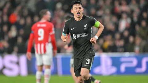 Pemain Liverpool, Wataru Endo (tengah) berbincang dengan rekannya, Virgil van Dijk pada laga pekan kedua Liga Inggris 2023/2024 melawan Bournemouth di Anfield, Liverpool, Sabtu (20/08/2023) m