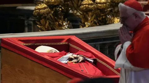 FOTO: Momen Haru Pemindahan Jenazah Paus Fransiskus ke Basilika Santo Petrus, Disaksikan Ribuan Umat Katolik