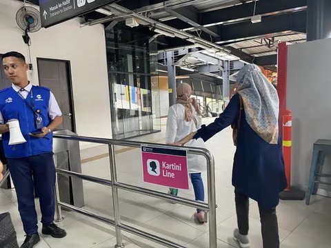 MRT Jakarta memberlakukan tarif Rp1 khusus untuk penumpang perempuan dalam rangka memperingati Hari Kartini 2025, Senin (21/4/2025). (Liputan6.com/ Fenicia Efendi)