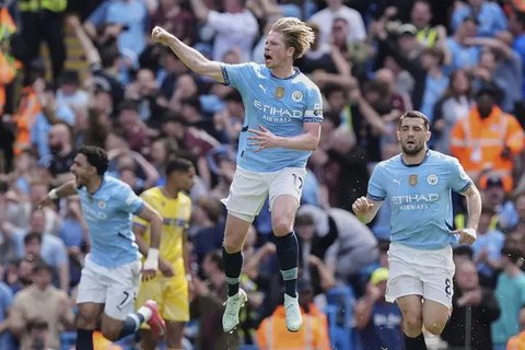 Pemain Manchester City, Kevin De Bruyne merayakan kemenangan timnya atas Leicester dalam laga lanjutan Liga Inggris 2024/2025 di Etihad Stadium, Manchester, Inggris, Sabtu (12/04/2025) waktu