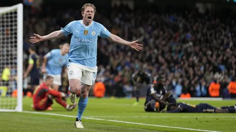 Pemain Manchester City, Kevin De Bruyne merayakan kemenangan timnya atas Leicester dalam laga lanjutan Liga Inggris 2024/2025 di Etihad Stadium, Manchester, Inggris, Sabtu (12/04/2025) waktu
