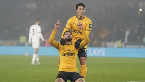 Pemain Wolves, Matheus Cunha merayakan golnya dari sepak pojok ke gawang Manchester United pada laga lanjutan Liga Inggris 2024/2025 yang berlangsung di Molineux Stadium, Wolverhampton, Inggr